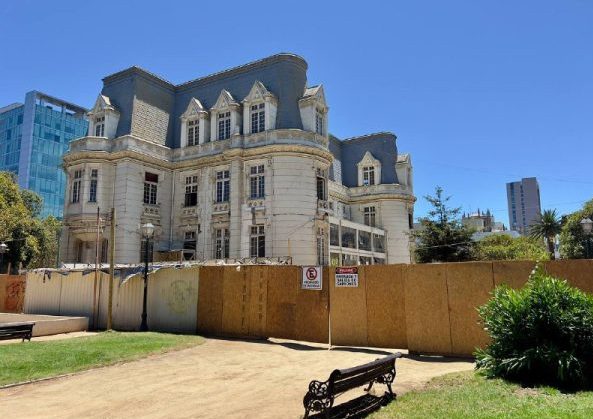 Imagen principal: Iniciaron obras de reparación de la techumbre del Palacio Carrasco en Viña del Mar