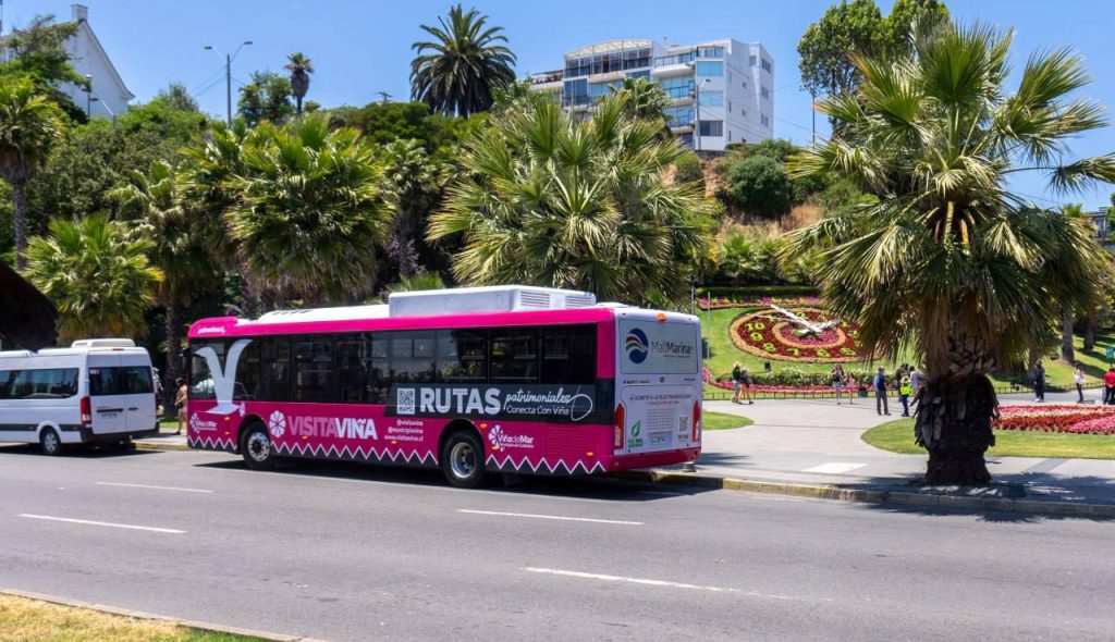 Imagen principal: MÁS DE 10 MIL PERSONAS HAN VIAJADO EN BUS ELÉCTRICO MUNICIPAL “VISITA VIÑA” PARA CONOCER LA CIUDAD