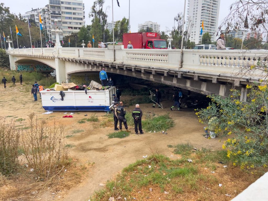 Imagen principal: Más de 81 toneladas de residuos ha retirado el Municipio de Viña del Mar desde estero y otros sectores de la ciudad durante el verano