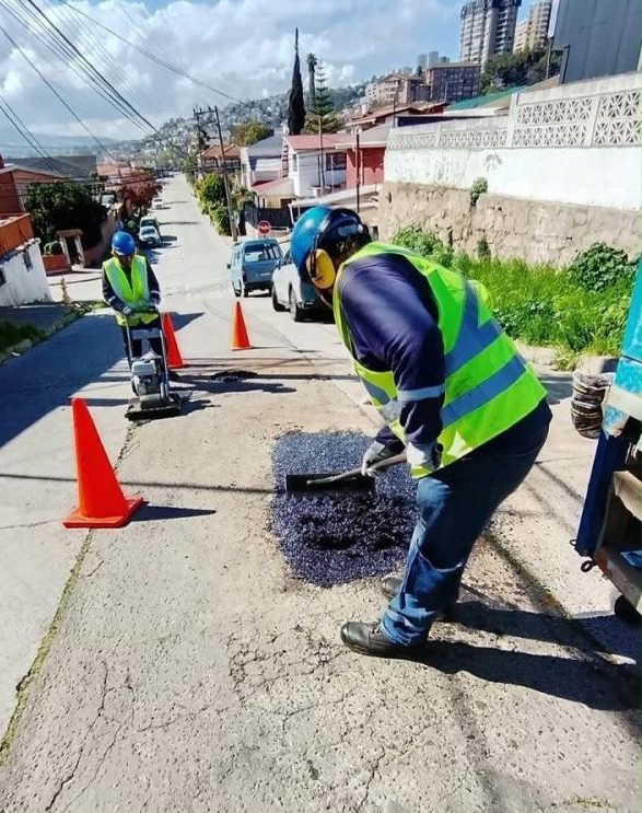 Imagen principal: Municipio de Viña del Mar intensifica plan de bacheo de calles tras paso de sistemas frontales