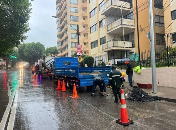 Imagen principal: Municipio despliega equipos en toda la ciudad y aplica medidas de emergencia ante frente climático en Viña del Mar