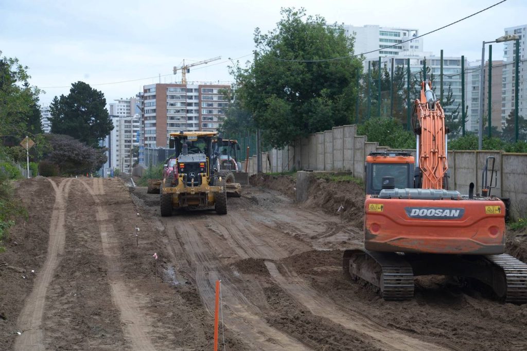 Imagen principal: Municipio de Viña del Mar inició obras de pavimentación de calle Riñihue de Reñaca: será una nueva vía de conexión