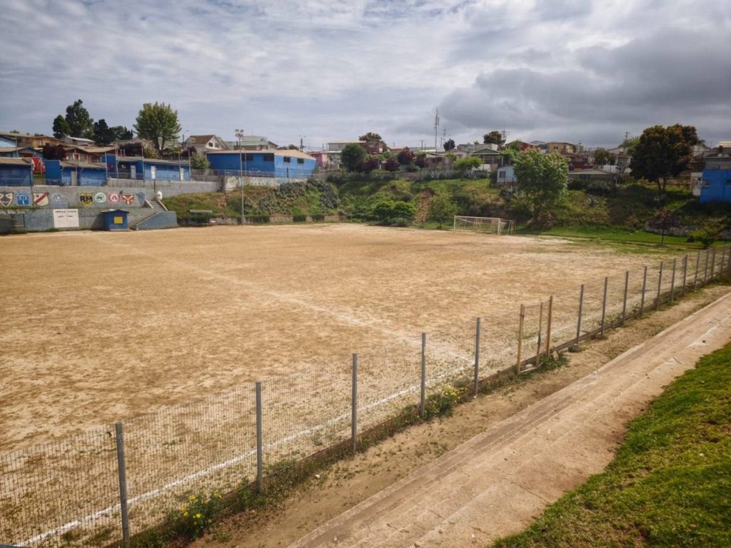 Imagen principal: Importantes mejoras tendrá cancha El Maitén de Miraflores Alto tras proyecto municipal que iniciará obras próximamente